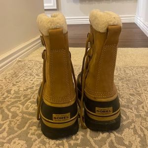 Size 7 Sorel Caribou snow boots (waterproof)